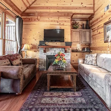Relaxing Cabin W Hot Tub Pool Table And Grill